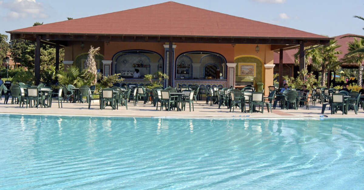 Een foto van het zwembad bij Club Hotel Marina Beach