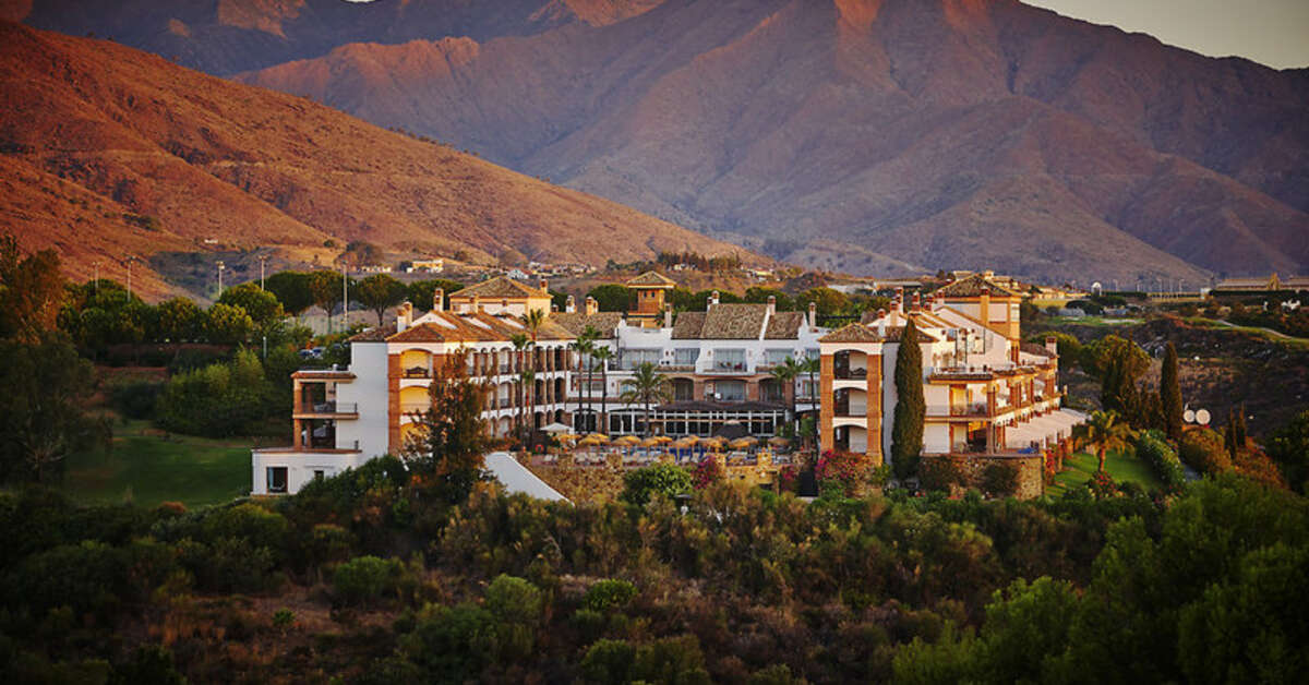 Een foto van de buitenkant van La Cala Resort Golf