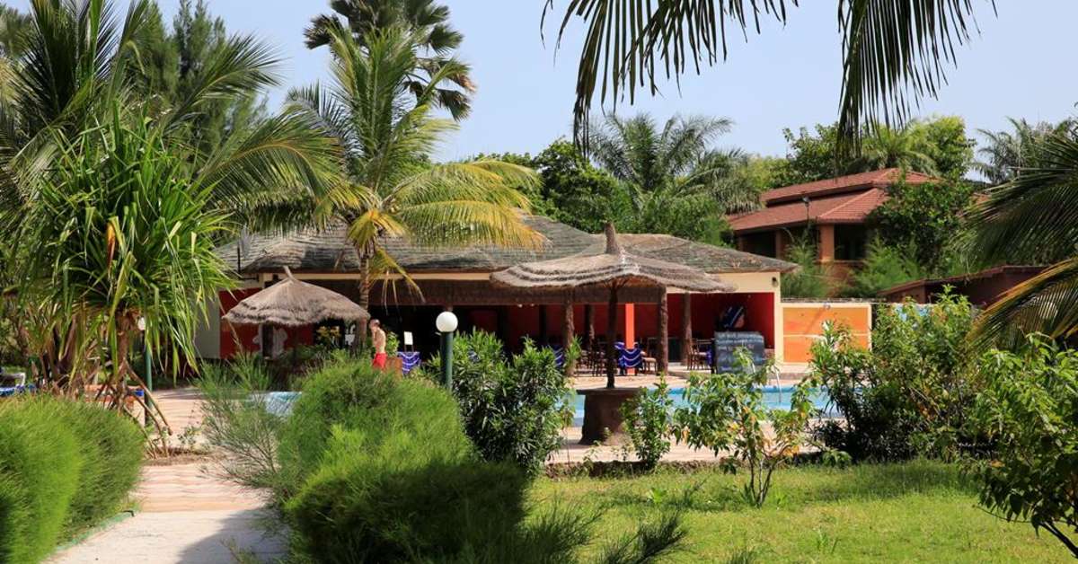 Een foto van het terras bij Holiday Beach Club Hotel