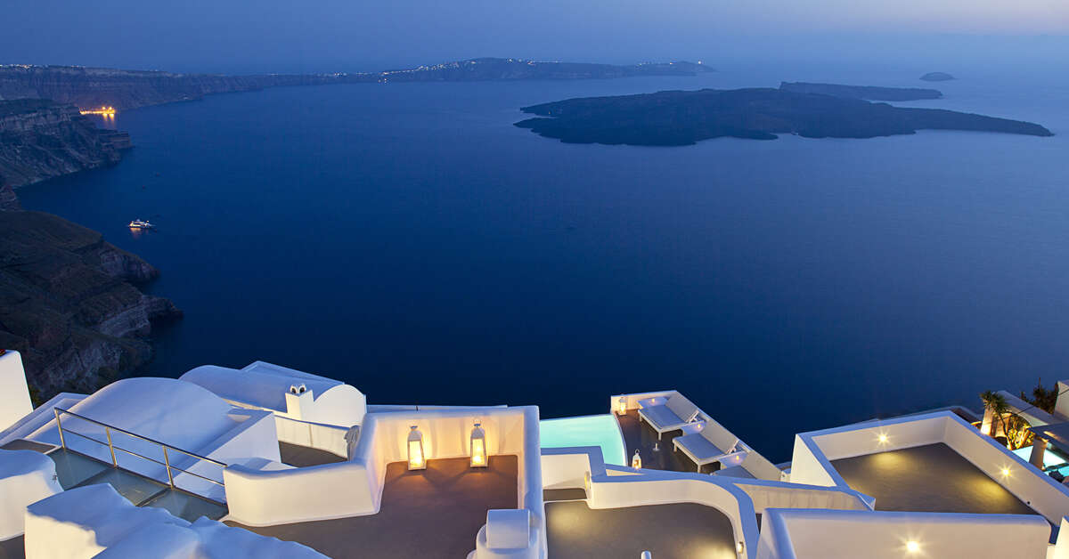 Ein Foto von der Außenansicht des Katikies Chromata Santorini