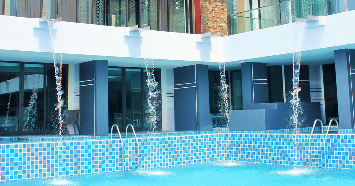 Een foto van het zwembad bij Eastin Yama Hotel Phuket