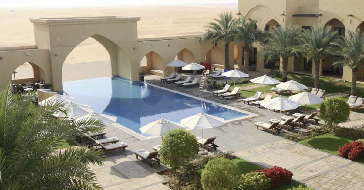 Een foto van het zwembad bij Aldhafra Resort