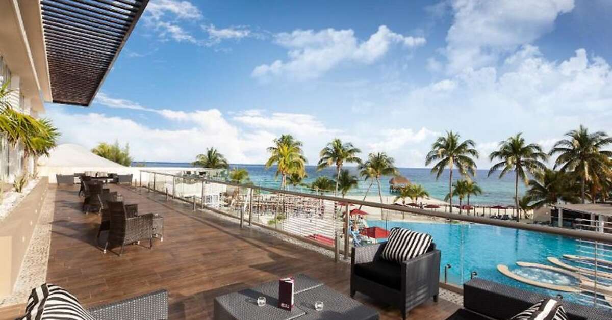 Een foto van het terras bij The Fives Beach Hotel & Residences