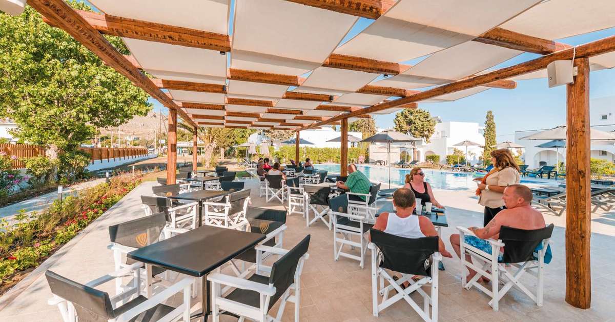 Een foto van het terras bij Belmare Hotel