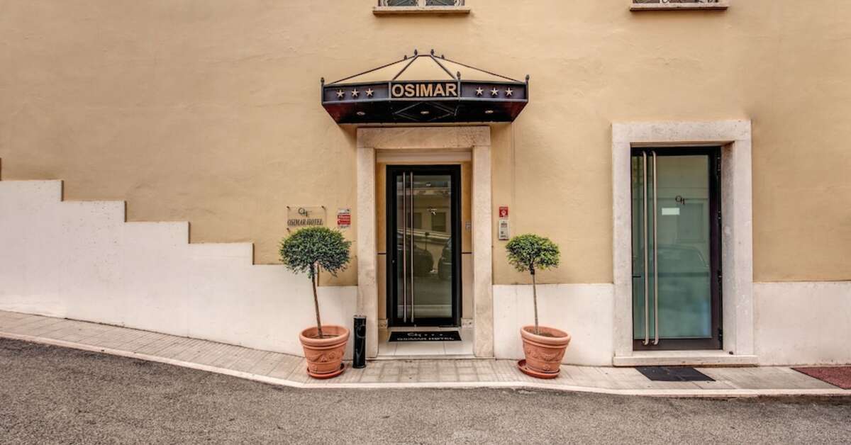 Een foto van de buitenkant van Hotel Osimar