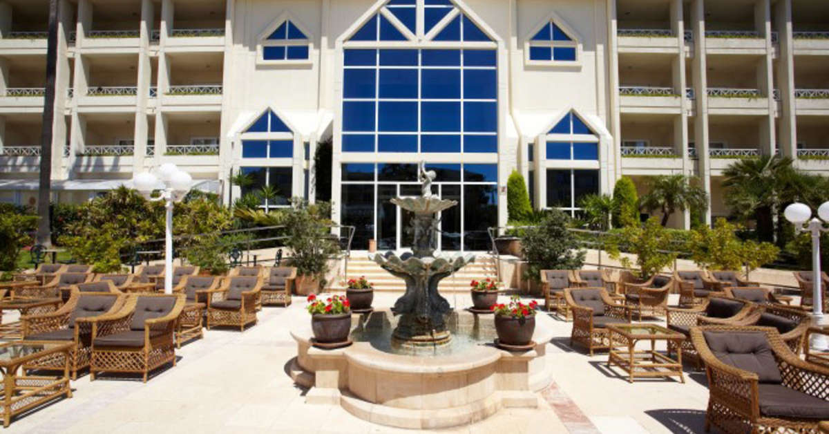 Een foto van het terras bij Grupotel Parc Natural & Spa