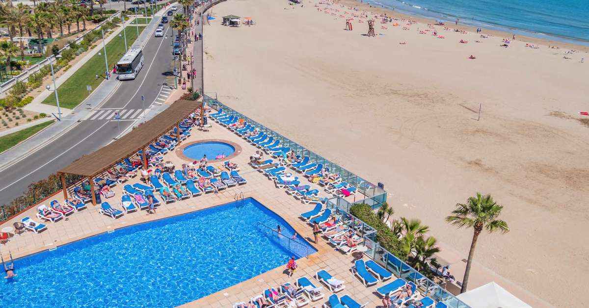 Een foto van het zwembad bij Hotel Golden Donaire Beach
