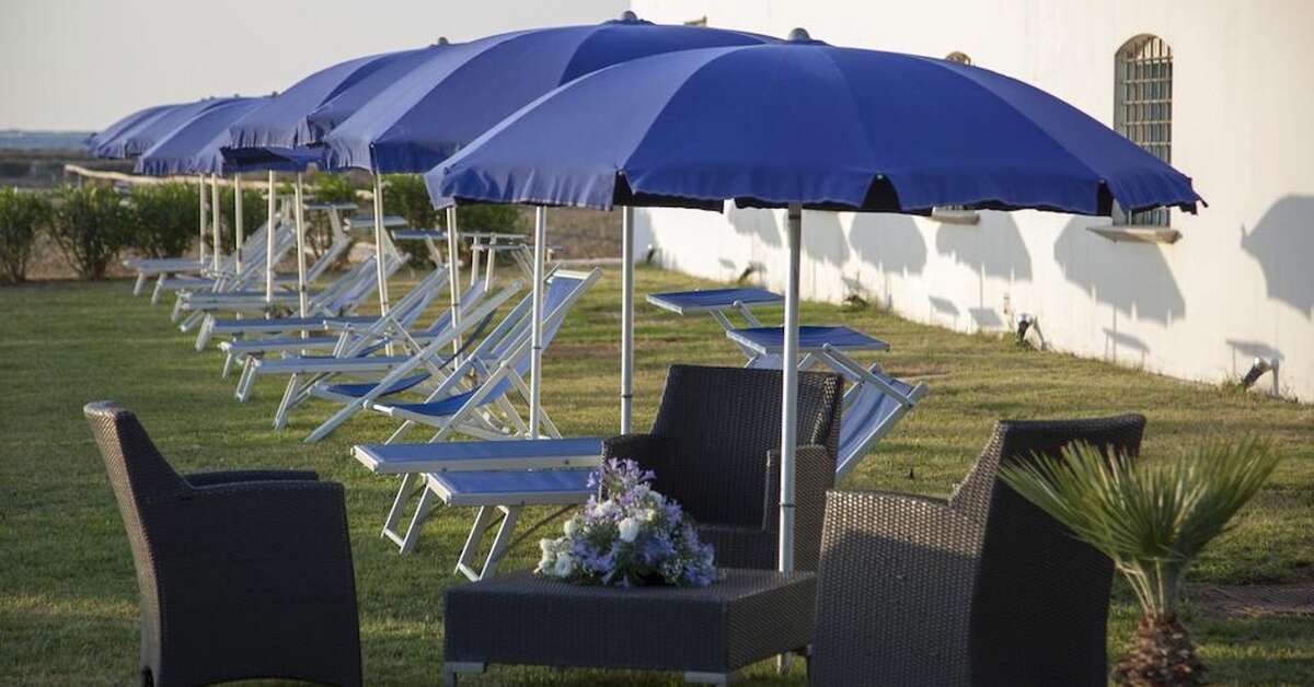 Een foto van het terras bij Relais Antiche Saline
