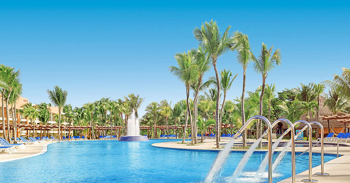 Een foto van het zwembad bij Barcelo Maya Grand Resort