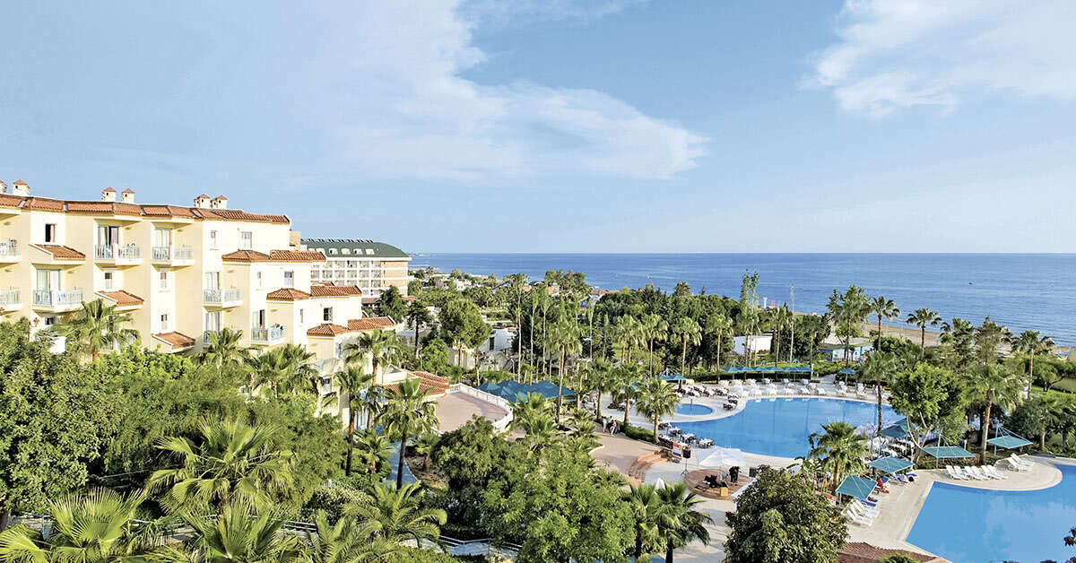 Een foto van het zwembad bij Hotel Iz Flower Side Beach