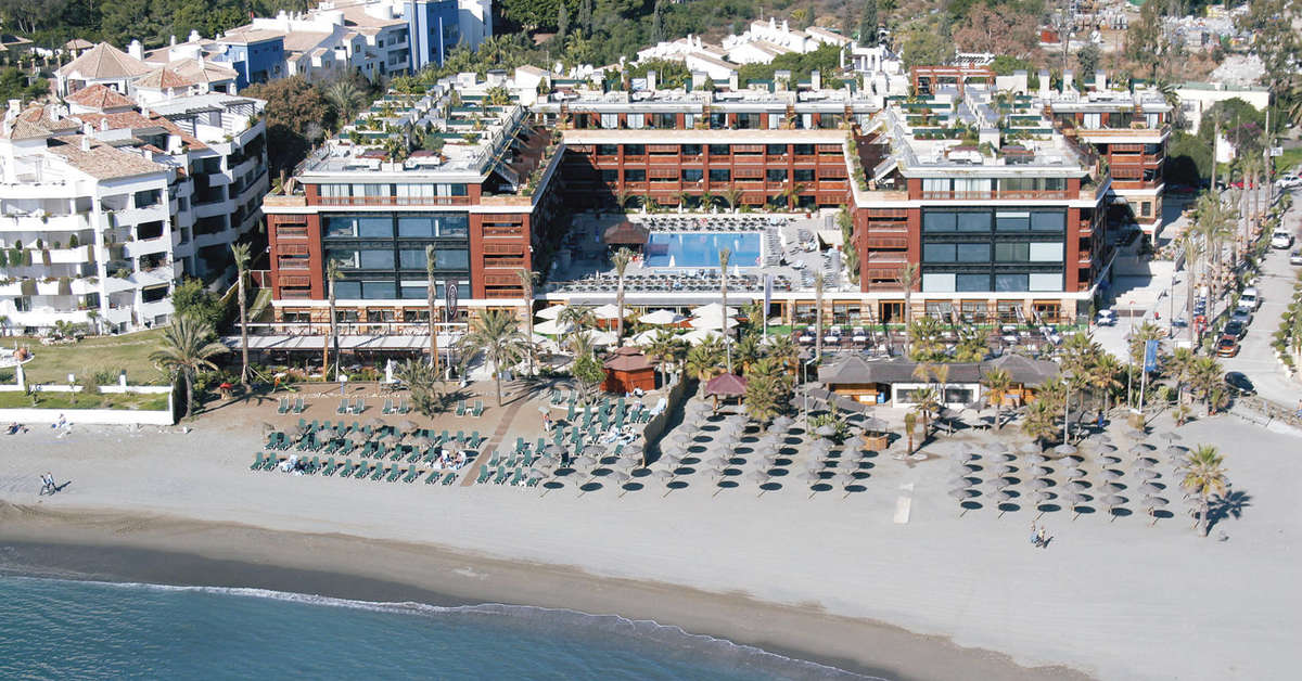 Een foto van het zwembad bij Gran Hotel Guadalpin Banus