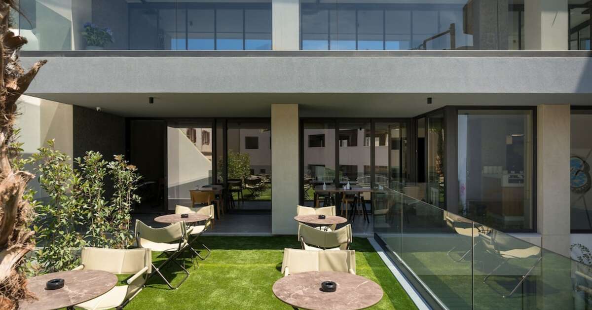 Een foto van het terras bij Hyperion City Hotel