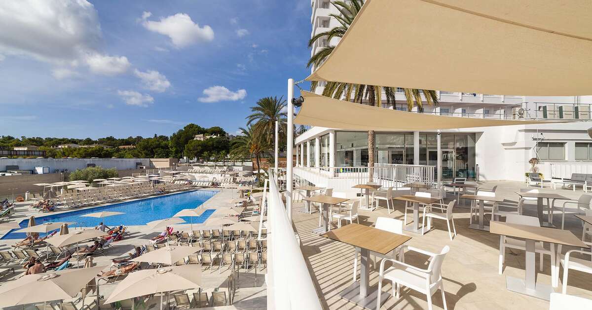 Een foto van het terras bij Globales Mimosa