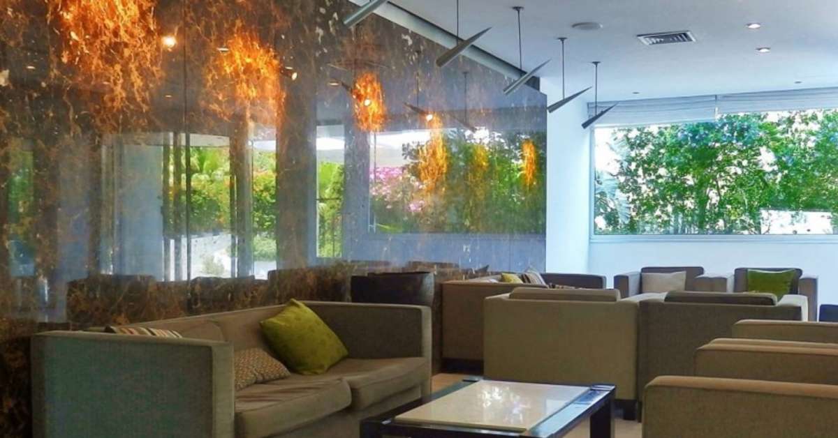 Een foto van het interieur van Grecian Sands Hotel