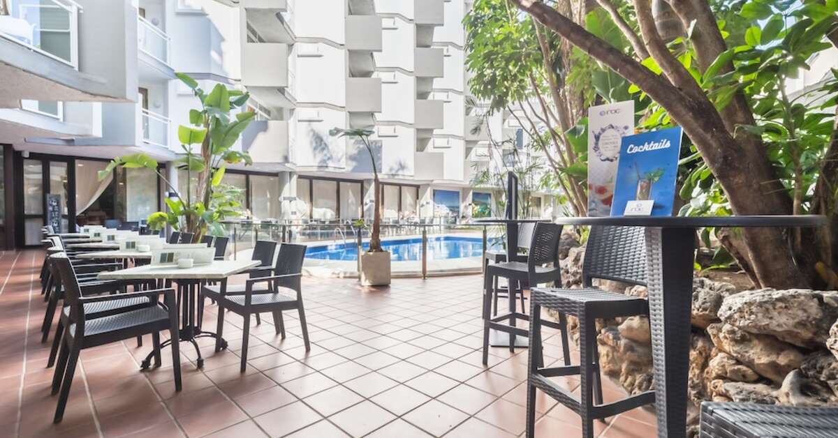 Een foto van het terras bij AluaSun Lago Rojo Hotel
