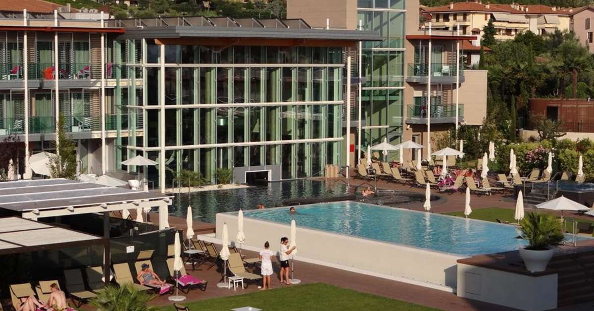 Een foto van het zwembad bij Aqualux Hotel Spa Suite & Terme