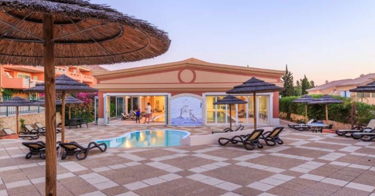 Een foto van het zwembad bij Lakeside Country Club