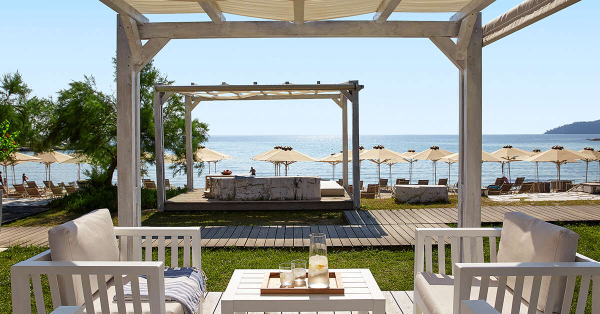 Een foto van het terras bij Makryammos Bungalows