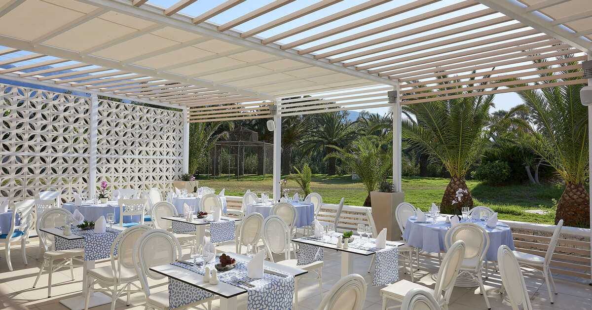 Een foto van het terras bij Mythos Palace Resort & Spa