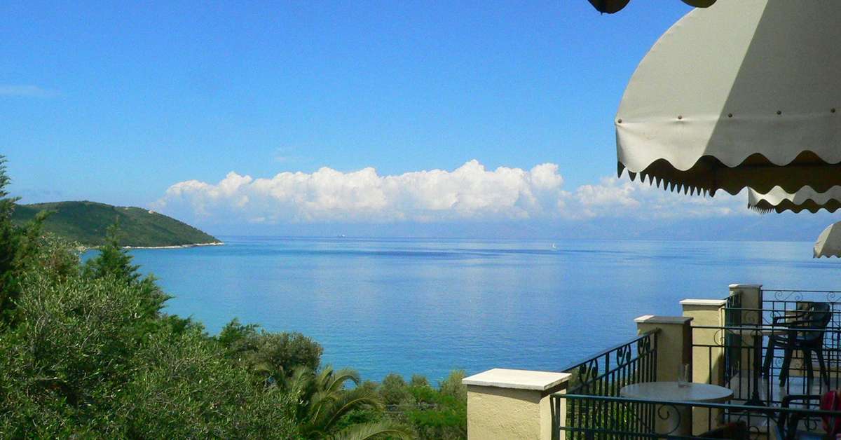 Een foto van het terras bij Apraos Bay Hotel