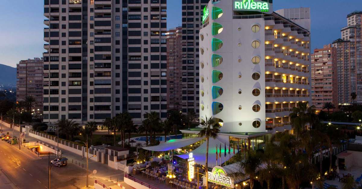 Een foto van de buitenkant van Riviera Beach Hotel