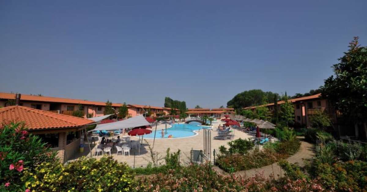 Een foto van het zwembad bij Green Village Resort