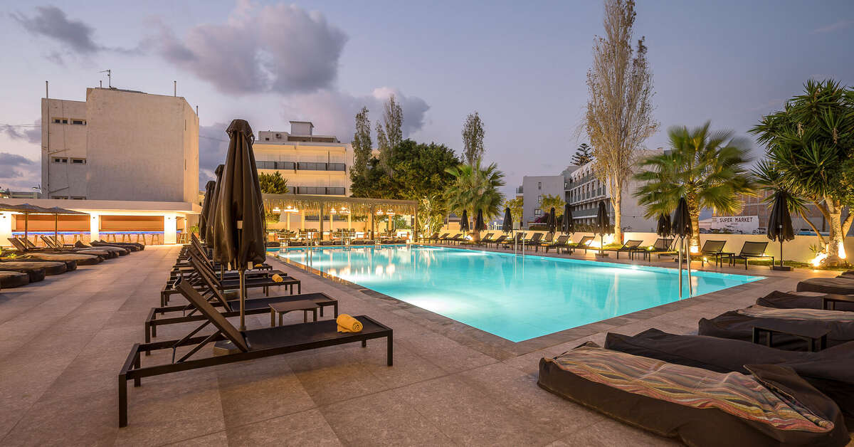 Een foto van het zwembad bij Heronissos Hotel