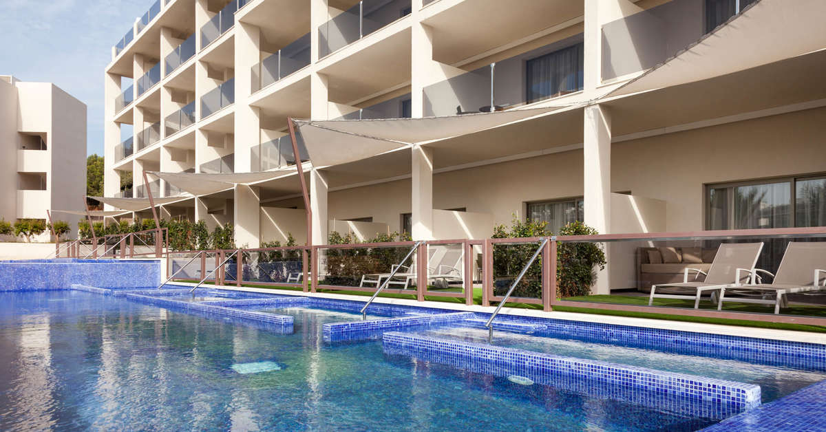 Ein Foto vom Pool im Hotel Zafiro Palace Palmanova