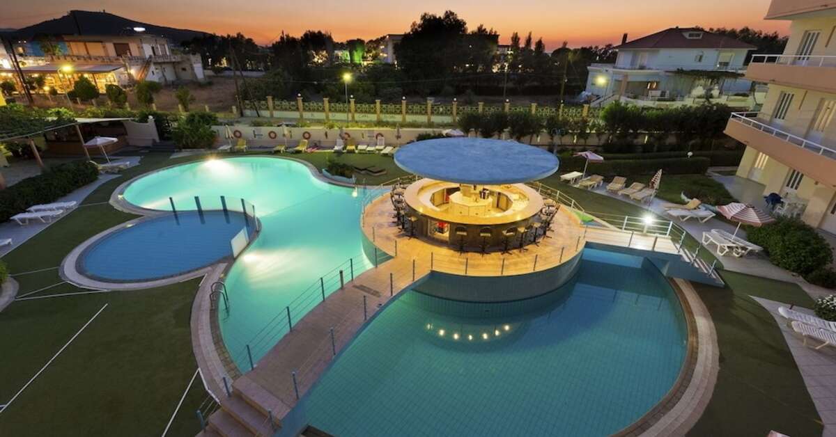 Een foto van het zwembad bij Bayside Hotel Katsaras