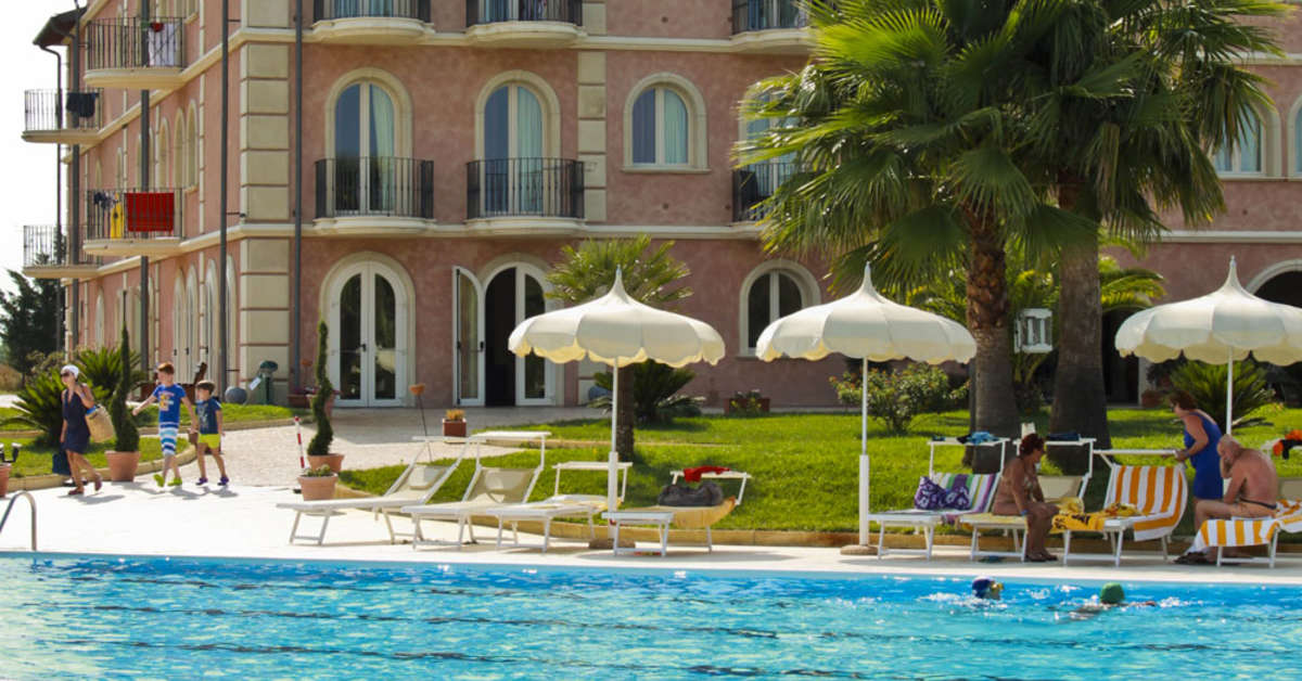 Een foto van het zwembad bij BV Airone Resort