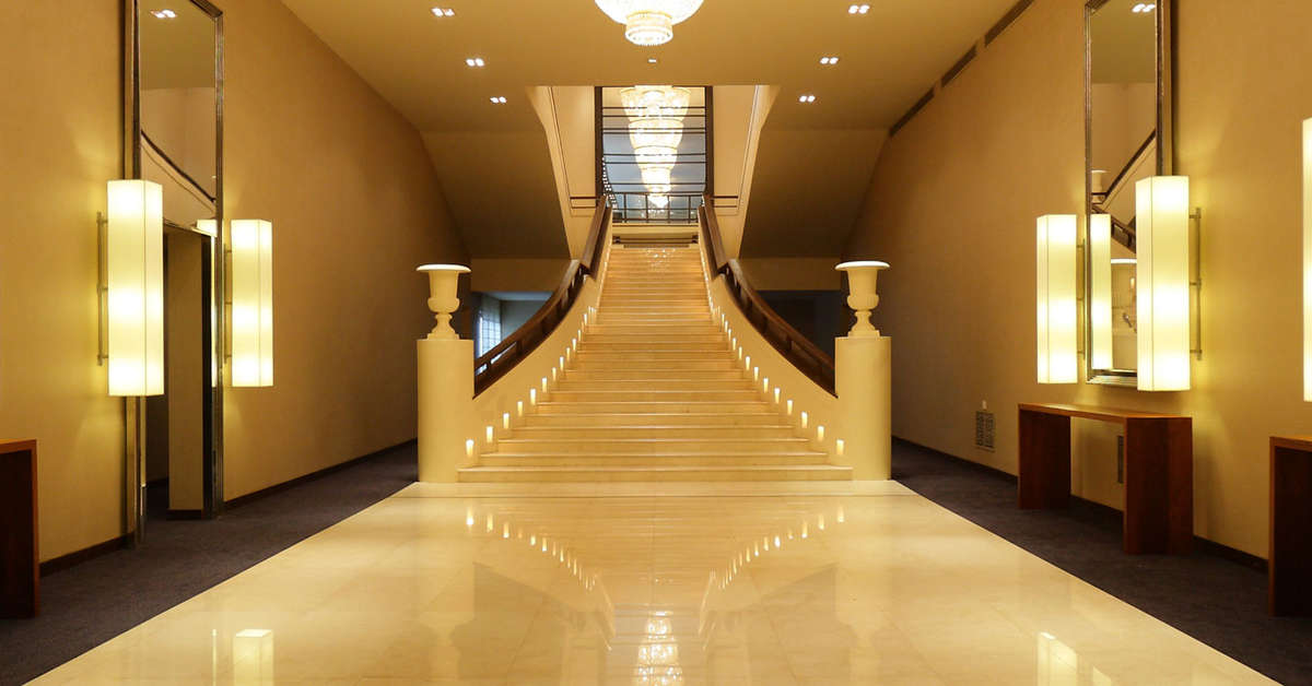 Een foto van het interieur van The Blue Water Hotel
