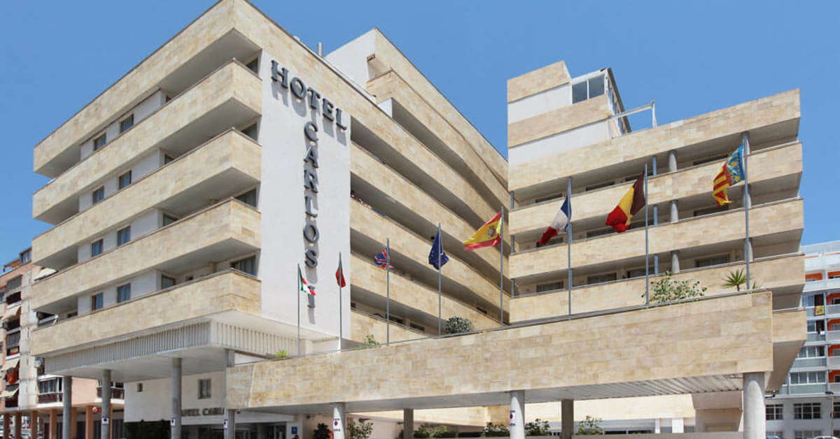 Een foto van de buitenkant van Hotel Carlos I