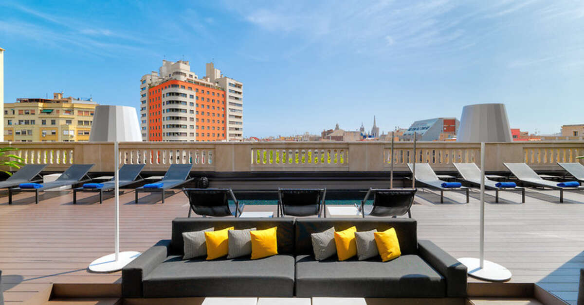 Ein Foto von der Terrasse im H10 Urquinaona Plaza