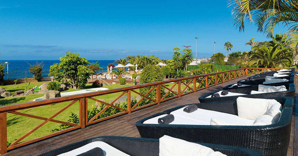 Een foto van het terras bij H10 Costa Adeje Palace