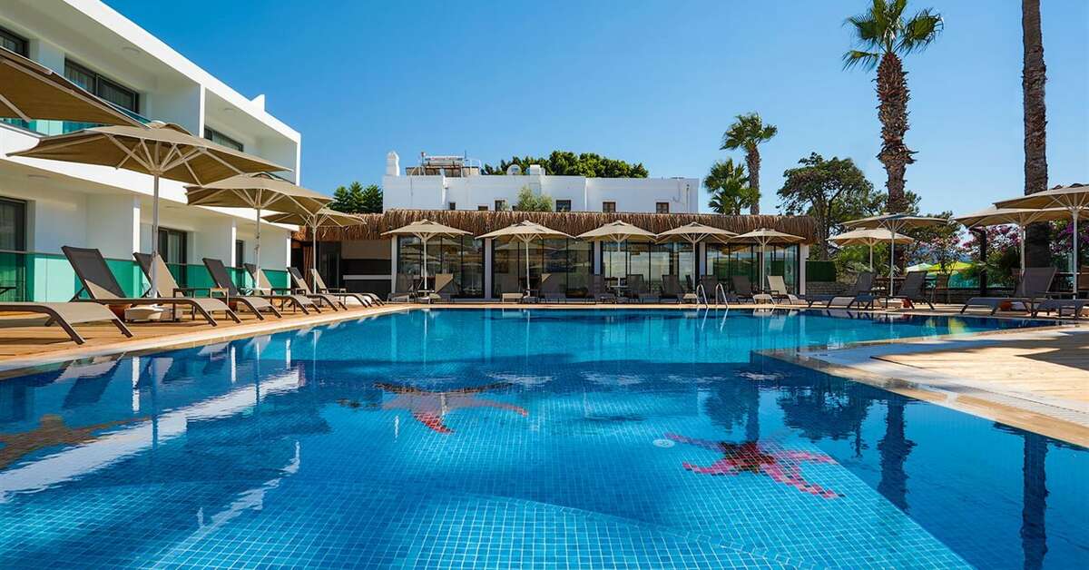 Een foto van het zwembad bij Yalipark Beach Hotel