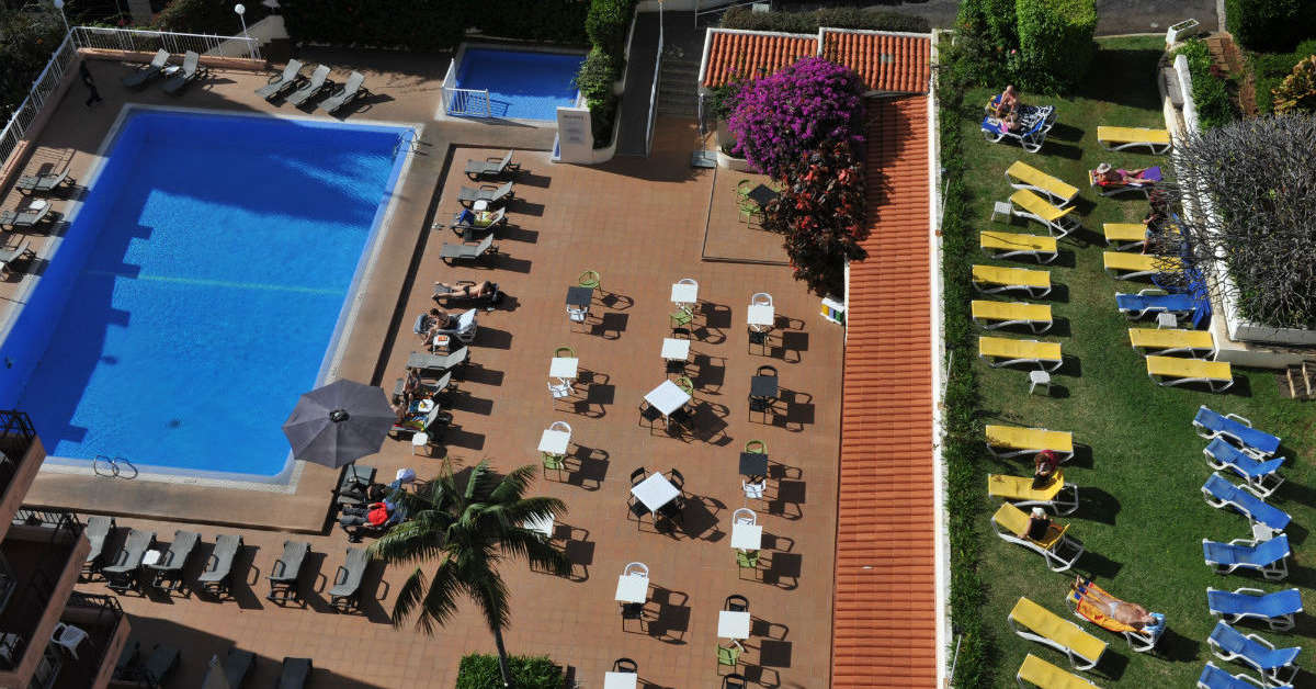 Een foto van het terras bij Dorisol Mimosa Hotel