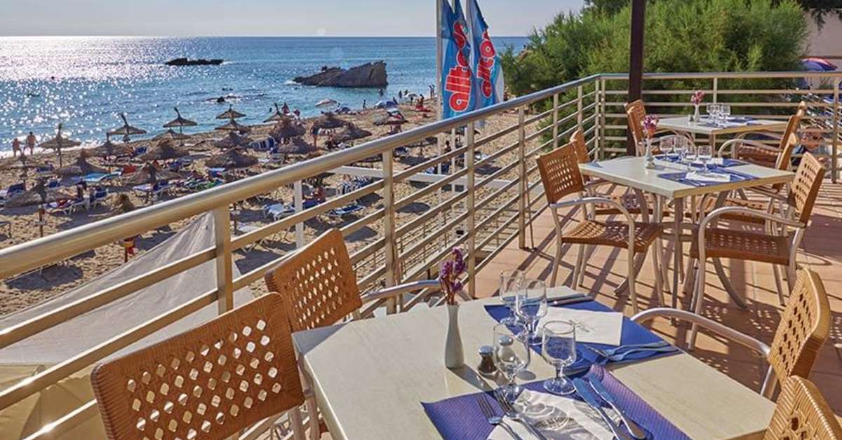 Een foto van het terras bij Hotel Na Forana