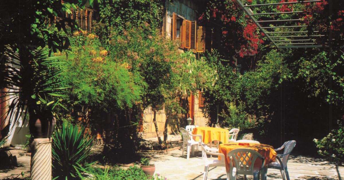Een foto van het terras bij Begonville Pension