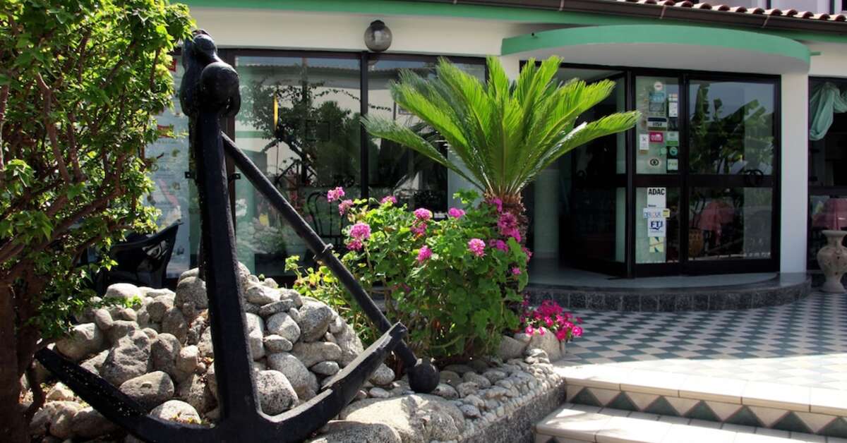 Ein Foto von der Außenansicht des Hotel Marinella