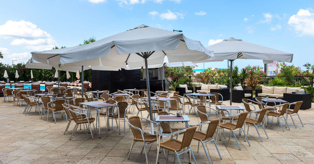 Een foto van het terras bij Tryp by Wyndham Lisboa Caparica Mar Hotel