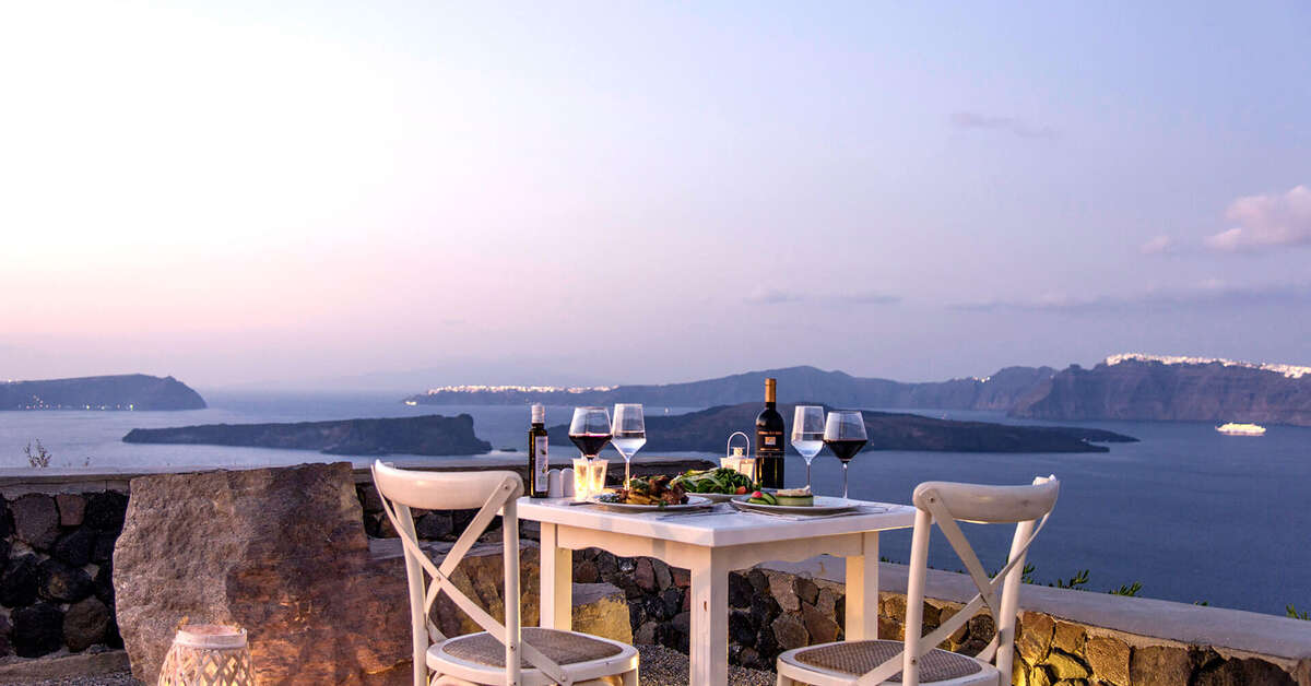 Een foto van het terras bij Kalestesia Suites