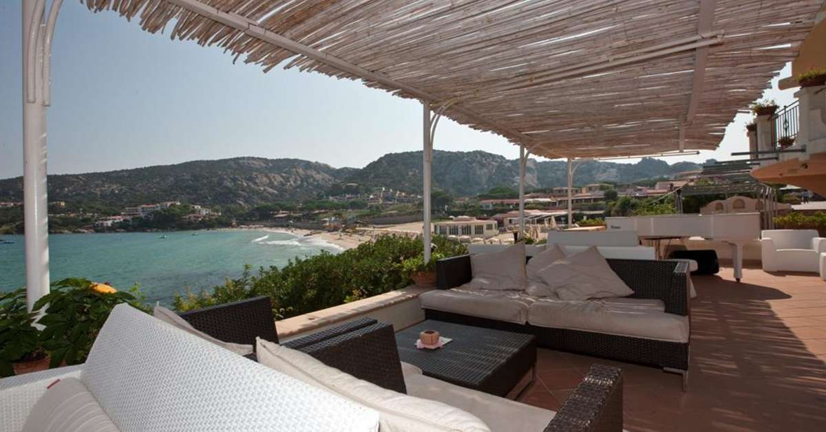 Een foto van het terras bij Club Hotel Baja Sardinia
