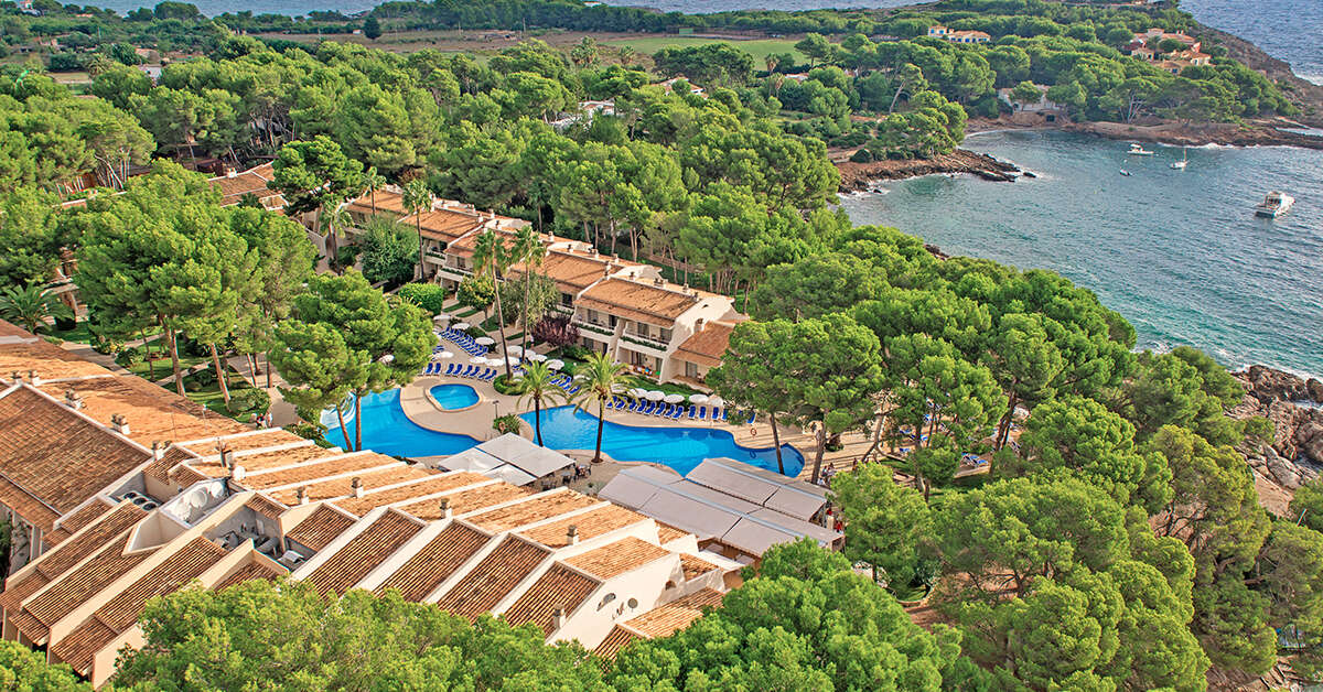 Een foto van het zwembad bij Iberostar Waves Pinos Park