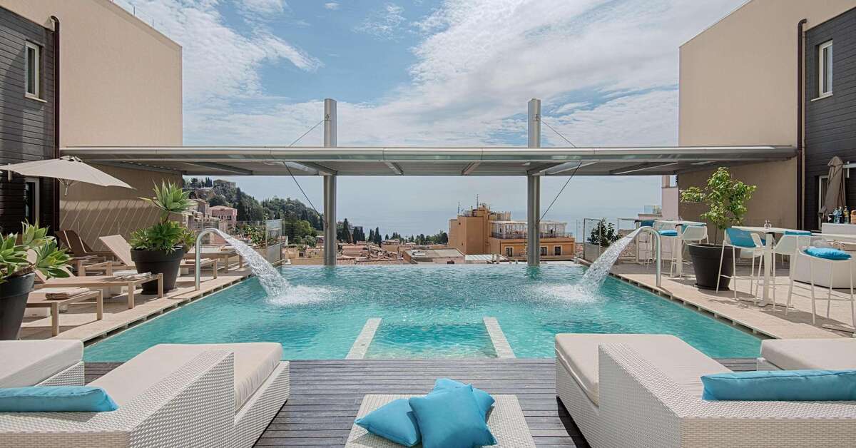 Een foto van het zwembad bij NH Collection Taormina