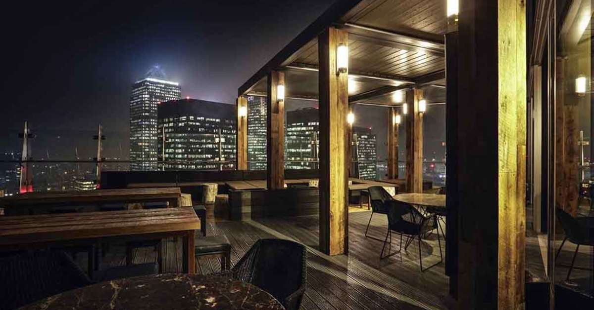 Een foto van het terras bij Novotel London Canary Wharf