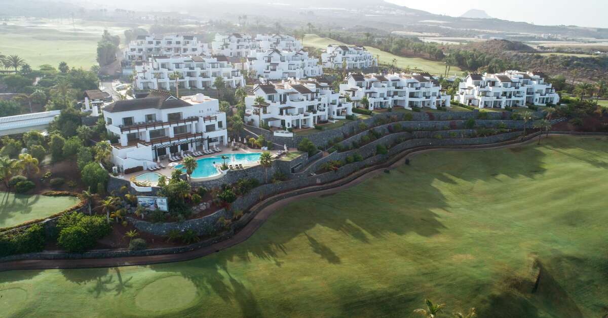 Een foto van de buitenkant van Las Terrazas de Abama Suites