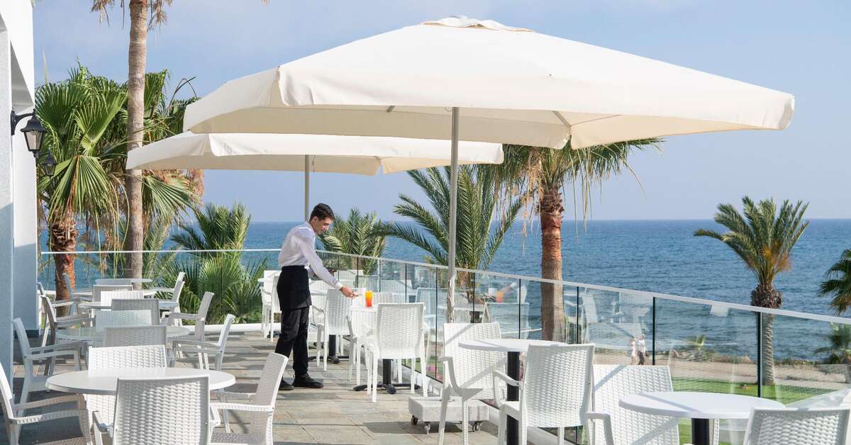 Een foto van het terras bij Akti Beach Village Resort