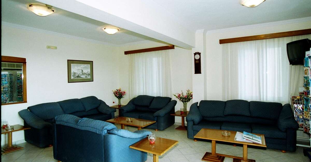 Een foto van het interieur van Andreolas Beach Hotel