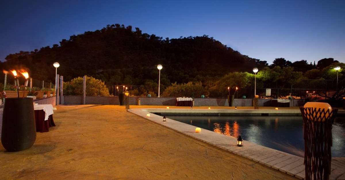 Een foto van het zwembad bij Sercotel Maya Alicante