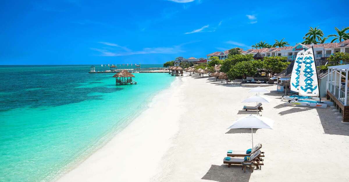Ein Foto vom Strand beim Sandals Montego Bay